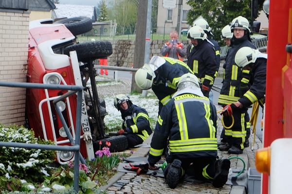 Feuerwehrfahrzeug kam von der Straße ab und kippte gegen Hauswand. Foto: xcitePRESS / Essler