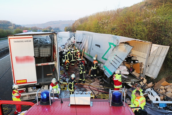 Der Verkehrsunfall zweier Lkw bei Homberg. Foto: Philipp Weitzel