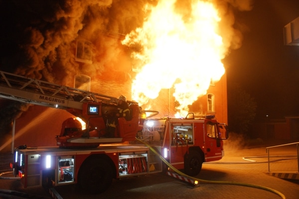 Gefährlicher Einsatz für Mensch und Material bei der Brandbekämpfung. Foto: Feuerwehr Celle
