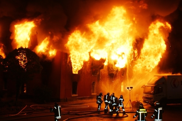 Flammenmeer: In Celle steht ein als Möbellager genutztes Lagerhaus in Vollbrand. Foto: Feuerwehr Celle
