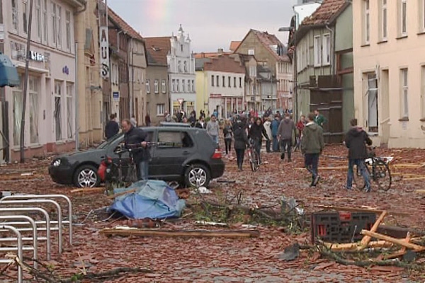 Nach dem Tornado in Bützow. Der verwüstete Innenstadtbereich. Foto: Nonstop News
