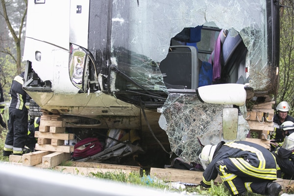 Unfallstelle am Sonntag an der A9 bei Feucht. Aus noch ungeklärten Gründen kam ein Reisebus von der Fahrbahn ab und kippte um. Dabei verletzten sich mindestens 11 Personen. Drei davon schwer. Foto: News5 / Dostal