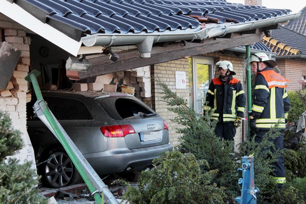 Audi fährt in die Front eines Hauses in Büchen. Foto: Timo Jann