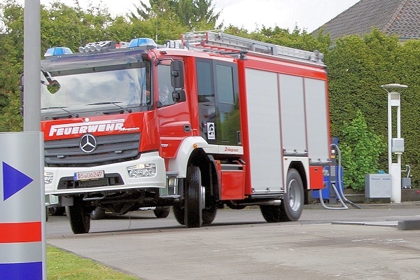 Neuheit gesichtet: Dieses HLF der Firma Schlingmann auf dem neuen Mercedes Benz ATego 1527 scheint auf dem Weg zur Interschutz nach Hannover einen kleinen Tankstop eingelegt zu haben. Bei der Abfahrt erwischte es unser Fotograf im letzten Moment. Foto: Feuerwehr-Magazin