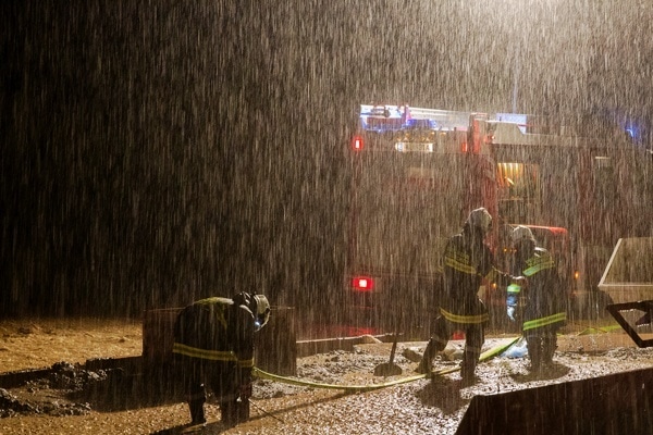 Kräfte der Feuerwehr sind bei starkem Regen im Einsatz. Foto: Hermann Kollinger