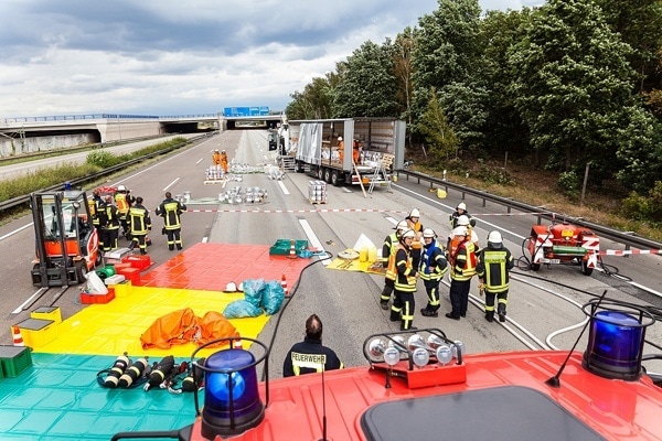Bergungsarbeiten nach einem Gefahrgutunfall auf der Autobahn A 3. Foto: Wiesbaden112.de / Sebastian Stenzel