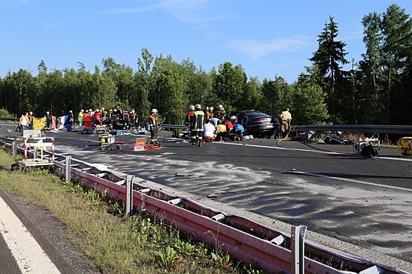 Verunfallter Gefahrgut-Lkw kollidiert mit mehreren Pkw. Foto: Roland Wellenhöfer