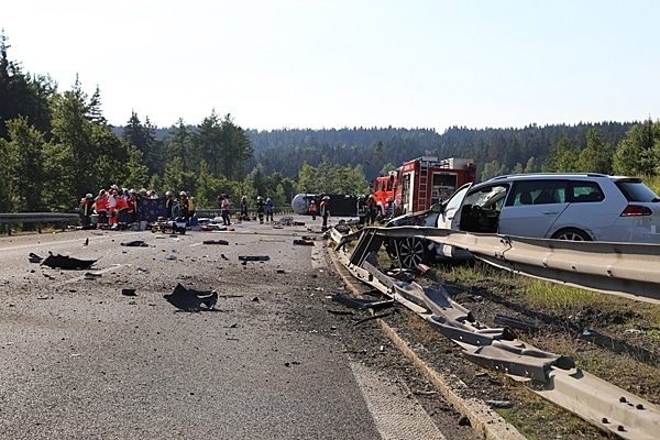 Verunfallter Gefahrgut-Lkw kollidiert mit mehreren Pkw. Foto: Roland Wellenhöfer