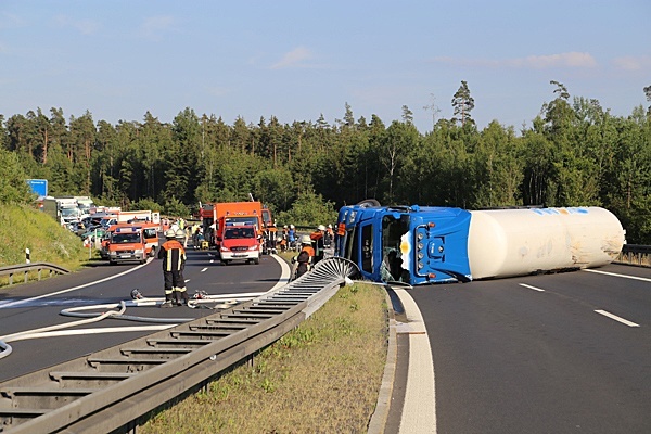 Verunfallter Gefahrgut-Lkw kollidiert mit mehreren Pkw. Foto: Roland Wellenhöfer