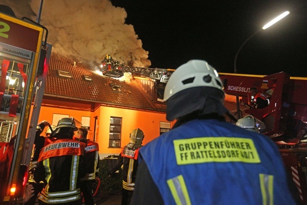 Drehleiter im Einsatz bei einem Dachstuhlbrand. Foto: News5 / Herse
