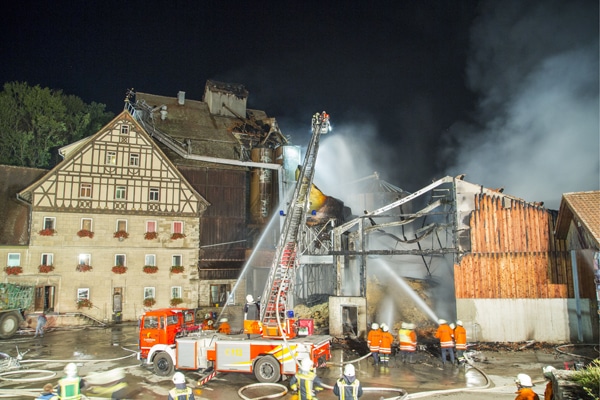 Bei den Löscharbeiten des Feuers gelangte verunreinigtes Löschwasser in die Jagst. Foto: 7aktuell.de/Adomat