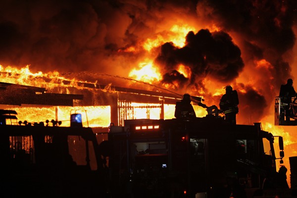 Ein Grossfeuer in einem Saegewerk in Rauschenhammermuehle (Lkr. Hof) forderte ein Großaufgebot an Einsatzkräften. Foto: NEWS5 / Fricke