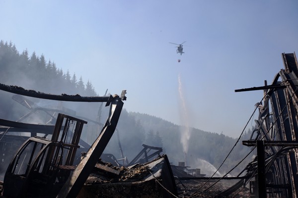 Ein Grossbrand in einem Saegewerk bei Rauschenhammermuehle haelt seit Sonntagnacht (23.08.2015) ueber 700 Einsatzkraefte in Atem. Sieben Hallen des aneinander gereihten Saegewerks wurden ein Raub der Flammen. Der Grosseinsatz dauert zur Stunde noch an, da durch den massiven Funkenflug auch das angrenzende Waldgebiet in Brand geraten ist. Die Staatstrasse bleibt fuer weitere drei Tage gesperrt. Auch zwei Loeschhubschrauber kamen zum Einsatz. Der Schaden furch den Brand geht nach erster Erkenntnis in den zweistelligen Millionenbereich. Foto: NEWS5 / Fricke