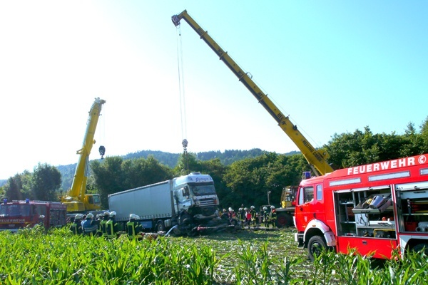 Von zwei Seiten setzt das Kranunterneh-men seine Geräte bei der Bergung eines Sattelzuges ein. Foto: Schütte