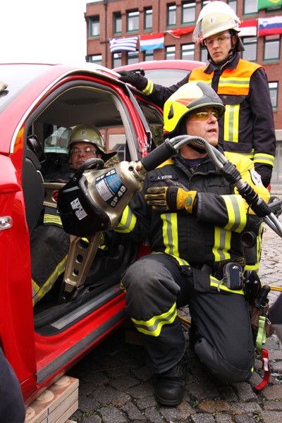 Rettungsspreizer_Feuerwehr_Ausbildung_Technik_Schere_Spreizer_Verkehrsunfall_Technische Hilfeleistung