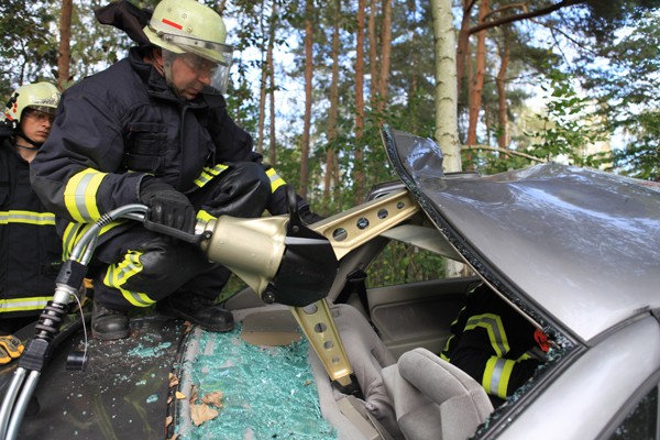 Rettungsspreizer_Feuerwehr_Ausbildung_Technik_Schere_Spreizer_Verkehrsunfall_Technische Hilfeleistung_II