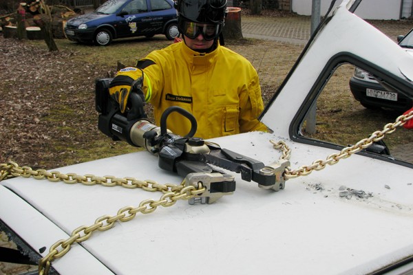 Rettungsspreizer_Feuerwehr_Ausbildung_Technik_Schere_Spreizer_Verkehrsunfall_Technische Hilfeleistung_IV