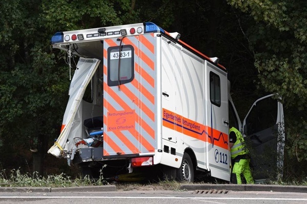Unfall auf der Autobahn A 3. Lkw fährt in Unfallstelle. Einsatzkräfte schwer verletzt. Foto: Wiesbaden112.de / Jürgen Mahnke