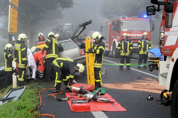 Foto: Bludau - 03.09.2015 - Haltern am See Am Donnerstagmorgen kam es auf der B 58 in Haltern Lippramsdorf zu einem schweren Verkehrsunfall. Zum Unfallzeitpunkt gegen 07.45 Uhr herrschte hier dichter Nebel und nur geringe Sichtweiten. Im Kreuzungsbereich Granatstraße Ecke B 58 sind zwei Pkw zusammengestoßen. Beide Fahrer sind schwer verletzt werden. Ein Fahrzeug rutschte bei dem Zusammenstoß in den Straßengraben. Aus diesem Auto musste der Fahrer von der Feuerwehr befreit werden. Dazu mussten auf der Fahrerseite beide Türen des Kombis entfernt werden. Sicherheitshalber wurde der Pkw gegen weiteres Abrutschen gesichert. Die B 58 wurde für die Rettungsarbeiten und der Unfallaufnahme durch die Polizei für über zwei Stunden voll gesperrt. Im morgendlichen Berufsverkehr kam es zu erheblichen Verkehrsstörungen. Ob der Nebel die Hauptursache des Unfalls sein kann, wird derzeit noch ermittelt. Beide Fahrzeuge mussten abgeschleppt werden.