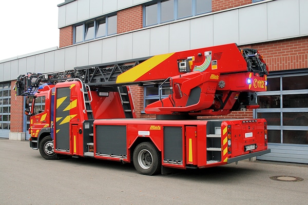 Die DLAK ist mit einem Bedienstand vom Typ Komfort ausgestattet. Am Heck ist eine Verkehrswarnanlage integriert. Foto: Feuerwehr