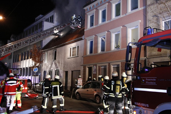 Vier Tote sterben bei einem Dachstuhlbrand in Pforzheim. Foto: SDMG / Friebe