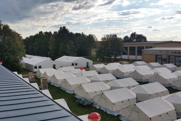Nach dem Aufbau der Unterkünfte muss der Brandschutz sichergestellt werden. Foto: THW