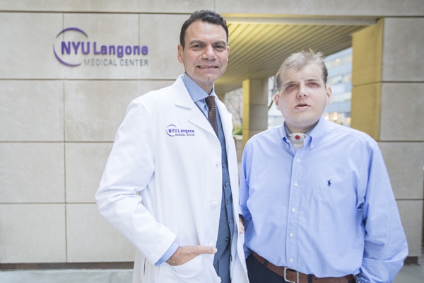 Links Dr. Rodriguez, rechts Hardison nach der Transplantation. Foto: NYU Langone