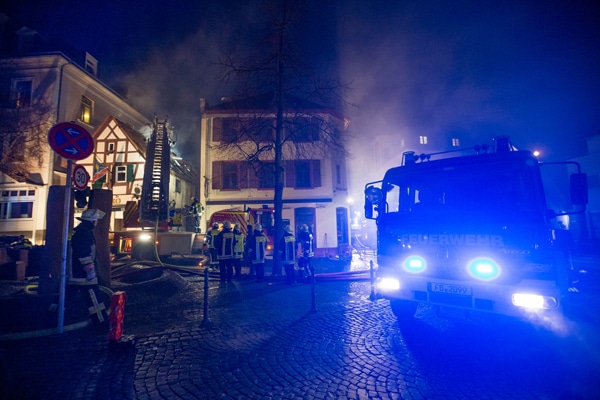 Schnelle Brandausbreitung von einem Carport aus. Foto: einsatzfotos.tv/Jan Eifert