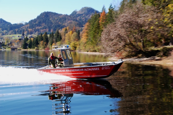 Unter der Leitung der Feuerwehr Altaussee waren 15 Feuerwehrboote an den Dreharbeiten des neuen James-Bond-Filmes "Spectre" beteiligt. Foto: Rüffer