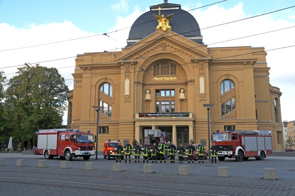 Vor einem der markantesten Gebäude in Gera, dem Theater, haben sich die Männer der Feuer- und Rettungswache Mitte mit HLF 20/16, VRW, DLK 23-12, KdoW und dem RW 2 aufgestellt (von links). Foto aus dem Jahr 2012. Foto: Alexander Müller