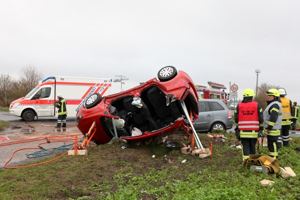 Das Dach des Pkw musste zur Rettung der Fahrerin teilweise abgetrennt werden. Foto: Christian Butt