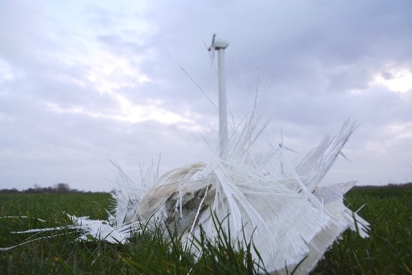 Gleich zwei Rotorblätter einer Windenergieanlage zerfetzteten im Sturm bei Utgast und stürzten ab. Foto: Thomas Weege