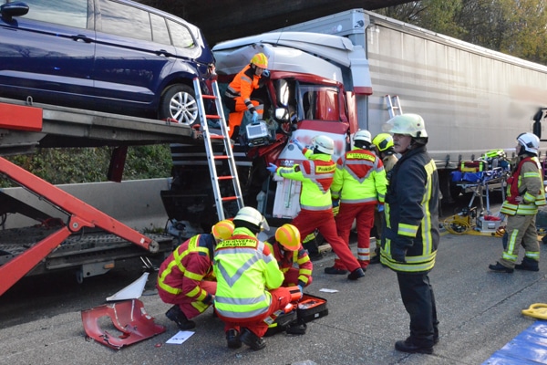 Auffahrunfall auf der A 3 bei Ratingen. Foto: Feuerwehr Ratingen