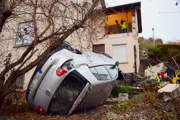 Pkw stürzt aus der Garage in die Tiefe. Foto: Heino Schütte
