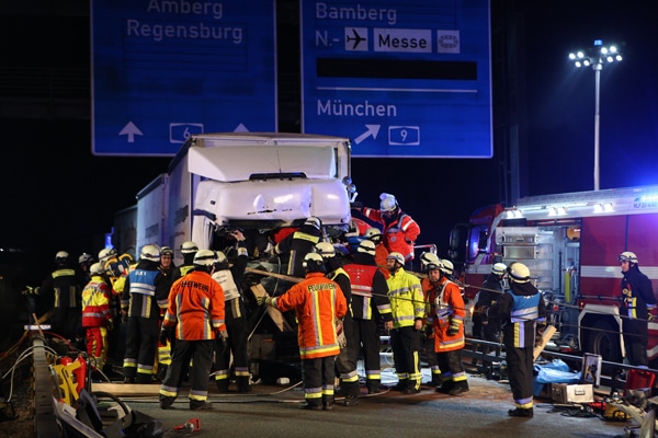 Technische Hilfeleistung zur Rettung eines eingeklemmten Lkw-Fahrers. Foto: NEWS5 / Herse