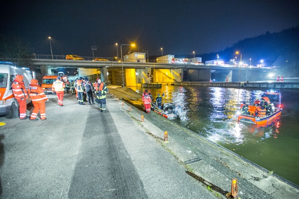 STUTTGART: In Hedelfingen ist im Bereich der Schleuse eine Person in den Neckar gefallen. Ursache ist bisher noch unklar. Die Feuerwehr, Rettungsdienst sowie das DLRG mit Booten und Tauchernwaren im Großeinsatz. Ein Polizeihubschrauber wurde ebenfalls zur Suche aus der Luft gerufen sowie 2 Drehleitern der Feuerwehr Stuttgart zur Ausleuchtung der Einsatzstelle.Nach ca. 1h wurde die Person aus dem Wasser gefunden undgerettet. Sofort wurden ebenso Reanimierungsmaßnahmen eingeleitet. / Stuttgart, Baden-Württemberg, Germany, Europa Fotograf: 7aktuell.de/Adomat