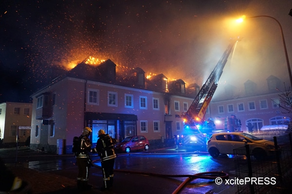 In Bautzen steht ein leer stehendes Hotel in Flammen, das als Flüchtlingsunterkunft genutzt werden sollte. Foto: xcitePRESS