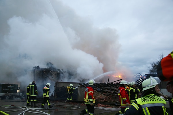 Feuerwehr_Einsatz_Lagerhalle_Brand