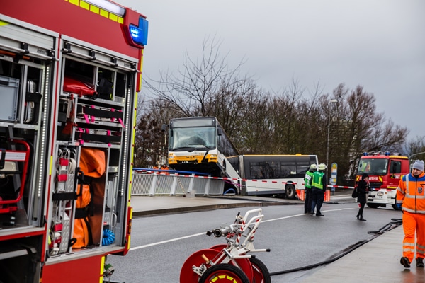 Nach dem Unfall drohte der Bus abzustürzen. Foto: Wiebaden112/Altenhofen