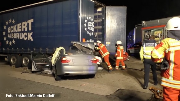 Teilweise fast bis zur Rückbank unter einen Lkw raste ein Lkw in der Montagnacht im Bereich der Einfahrt der Raststätte Hardtwalt Ost, Sandhausen. Foto: 7aktuell.de/Detloff