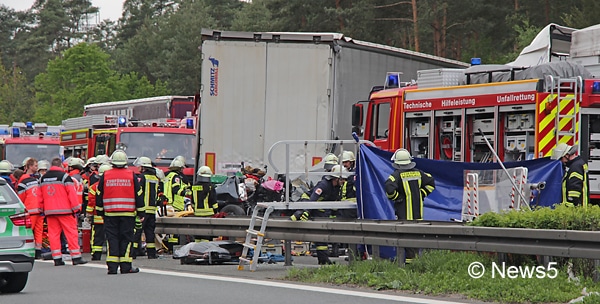 Bei einem Verkehrsunfall auf der A 6 bei Nürnberg sind vier Menschen ums Leben gekommen. Foto: NEWS5 / Schwan
