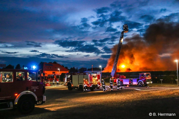 12 Linienbusse auf Abstellplatz verbrannt – zweiter Großbrand bei Regiobus Fünf Omnibusse von Fahrer vor Flammen weggefahren – 120 Einsatzkräfte mehrere Stunden im Löscheinsatz – Brandursache ungeklärt und Schadenhöhe wieder in Millionenhöhe – Polizei sucht dringend Zeugen