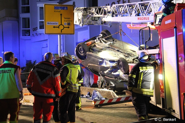 Drehleiter_Bergung_Verkehrsunfall_Pkw