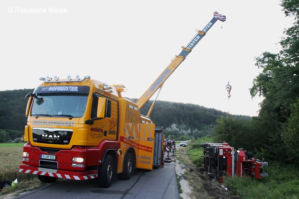 Datum: 05.07.2016 Zeit: 18:30 Uhr Ort: Straße Matting-Oberndorf, Landkreise Regensburg, Kelheim, Oberpfalz / Niederbayern Auf der Verbindungsstraße von Matting nach Oberndorf kam es zu einem Verkehrsunfall mit einer Feuerwehrdrehleiter. Wie uns Ruth Schmuck, die dritte Bürgermeisterin der Marktgemeinde Bad Abbach berichtete, war die Drehleiter ihrer Feuerwehr unterwegs nach Matting, um die Kameraden der dortigen Ortswehr bei einer Übung zu unterstützen. Bei der Fahrt kam dem Drehleitermaschinisten ein Auto entgegen. Er versuchte dem PKW Platz zu machen und geriet dabei in das rechte äußere Bankett der Straße. Dabei stürzte das Drehleiterfahrzeug in den Graben. "Gott sei Dank, das ist uns das Allerwichtigste, ist beiden Fahrern, dem Fahrer und seiner Beifahrerin, nichts passiert. Sie sind beide wohl auf und befinden sich auch in gutem Zustand. Das war unser größtes Anliegen", betonte Schmuck an der Unfallstelle. Das Fahrzeug wurde mittels eines Autokrans wieder auf die Räder gestellt. Die Drehleiter wird nach Bad Abbach abgeschleppt. Dort soll ein Gutachter beurteilen, wie stark das Feuerwehrauto beschädigt wurde und wie hoch sich der Sachschaden beziffert. Erst später wird sich herausstellen, ob eine neue Drehleiter beschafft werden muss. Der entgegenkommenden PKW-Fahrerin trifft bei dem Unfall keine Schuld. Sie fuhr laut Schmuck auf der richtigen Fahrbahnseite und hat sich auch sonst in keinster Weise verkehrswidrig verhalten. Nach dem Unfall hielt sie sogar an und leistete Erste Hilfe. (c) Ratisbona Media