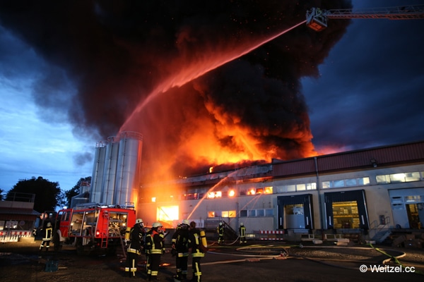 Großbrand_Lagerhalle_Feuerwehr_Einsatz_Brandbekämpfung