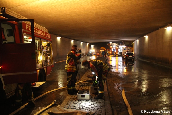 Ort: Stadt Regensburg Region: Oberpfalz Bundesland; Bayern Land: Deutschlang Zu einer Vielzahl an Einsätzen hat ein Gewitter geführt, das am Dienstag gegen 18 Uhr über Regensburg hinweggezogen ist. Zahlreiche Feuerwehren aus dem Landkreis wurden zur Unterstützung der Kräfte in die Stadt geordert. Weit über 100 überflutete Keller wurden den ganzen Abend lang abgearbeitet. Teilweise mussten die Einsatzkäfte mit Tauchpumpen die Keller auspumpen. Die Einatzkräfte mussten mit starken Pumpen vollgelaufene Aufzugschächte und Keller großer Wohnhäuser auspumpen. Im Regensburger Westen waren zu spitzenzeiten Rund 100 Einsatzkäfte im Einsatz. Mit Wassersauger und Wasserschieber konnten auch die letzten Zentimeter aus den überfluteten Kellern beseitigt werden. Der Schaden jedoch ist enorm hoch! Erste Schätzungen von mehreren Einsatzkräften gehen in einen mindestens 6-stelligen Eurobereich. Zu einem dramatischen Zwischenfall kam es bei einer Bahnunterführung im Westen der Stadt Regensburg. Hier wurde ein Rentnerehepaar von den Fluten überrascht und in ihrem Fahrzeug in der Unterführung eingeschlossen. Durch die schnelle Reaktion eines Ersthelfers, gelang es noch in letzter Sekunde die beiden geschockten Rentner aus dem Fahrzeug zu befreien. Während der Rettungsaktion wurde der Audi des Ersthelfers ebenfalls von den Fluten mitgerissen. Beide Fahrzeuge schwammen nach wenigen Minuten in der über eineinhalb Meter überfluteten Bahnunterführung. Die Feuerwehrkräfte konnten bis kurz nach 0Uhr die Unterführung mit mehreren Pumpen von den Wassermassen befreien. Kurz nach 1 Uhr Nachts konnten auch die letzten Kräfte den Einsatz in Regensburg beenden. An beiden Fahrzeugen ist Totalschaden entstanden, sie mussten von verständigten Bergeunternehmen abgtransportiert werden. Wie durch ein Wunder kamen alle Beteiligte mit dem Schock davon. Wortwörtliche Aussage: Heinrich Aumeier; Rentner der im PKW von Wassermassen eingeschlossen wurde: Wir sind während dies
