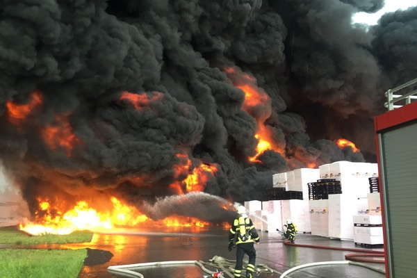 Durch einen Blitz gerieten in Wittenberge Dämmstoffpaltten in einem Lager in Brand. Die Rauchentwicklung war gewaltig. Foto: Feuerwehr
