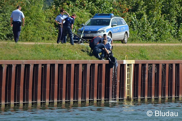 Kinderwagen stürzt samt Baby in Fluss - hier wird der Wagen geborgen. Foto: Bludau