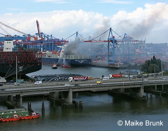 Einsatz per Löschboot. Foto: Maike Brunk