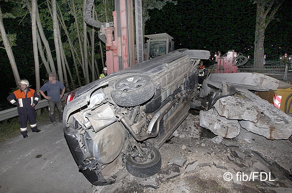 Baustellenabsperrung übersehen, PKW nimmt Sandhaufen als Sprungschanze und landet mitten in der Baustelle zwischen Baumaschinen, drei Personen Verletzt; B304 St. Georgen im LKR Traunstein, 8.9.16 ca. 21:30 Uhr Ein Verkehrsunfall bei dem 3 Personen mittelschwere Verletzungen erlitten ereignete sich am heutigen Abend gegen 21.30 Uhr auf der B 304 bei St. Georgen. Ein Subaru aus dem Kreis Altötting war aus Richtung Traunstein kommend unterwegs auf der B 304 in Fahrtrichtung Altenmarkt. Kurz vor der Kreuzung in St. Georgen befindet sich derzeit eine Baustelle, bei der eine Brücke erneuert wird. Hier ist die Bundesstraße komplett gesperrt und der Verkehr wird über eine Behelfsbrücke neben der B 304 umgeleitet. Dies übersah der 68 jährige Fahrer wohl und fuhr geradeaus in die Baustelle hinein. Das Auto wurde dann von einem Sandhaufen ausgehebelt, in die Luft geschleudert und prallte anschließend mit voller Wucht schräg an zwischen einen Bagger und Betonteilen. Hierbei wurden die drei männlichen Insassen mittelschwer verletzt. Sie schafften es aber, sich selbstständig aus dem Wrack zu befreien. Alle Drei wurden an der Unfallstelle durch das BRK und den anwesenden Notarzt Erstversorgt und anschließend ins Klinikum nach Traunstein gefahren. Die Freiwillige Feuerwehr aus Stein an der Traun war mit 25 Mann im Einsatz. Diese regelten den Verkehr, leuchteten die Unfallstelle aus und halfen bei der Bergung des Fahrzeuges. Auch die Feuerwehr aus Matzing wurde noch zur Verkehrsregelung nach alarmiert. Die Polizei aus Traunreut hat den Unfall aufgenommen. Das Fahrzeug erlitt einen Totalschaden und musste abgeschleppt werden.